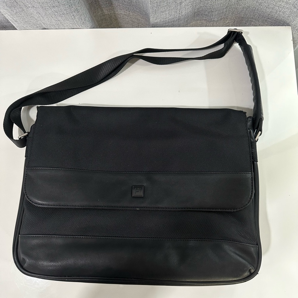 Pt laptop black briefcase with pockets.